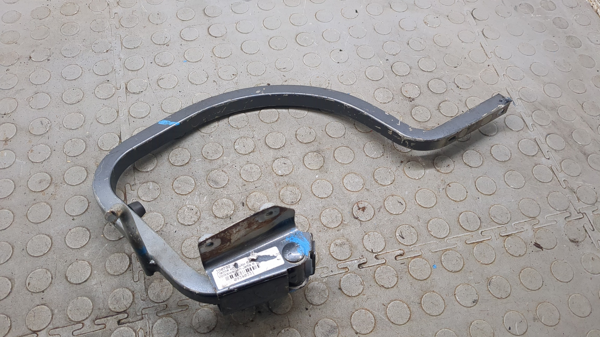 Петля крышки багажника