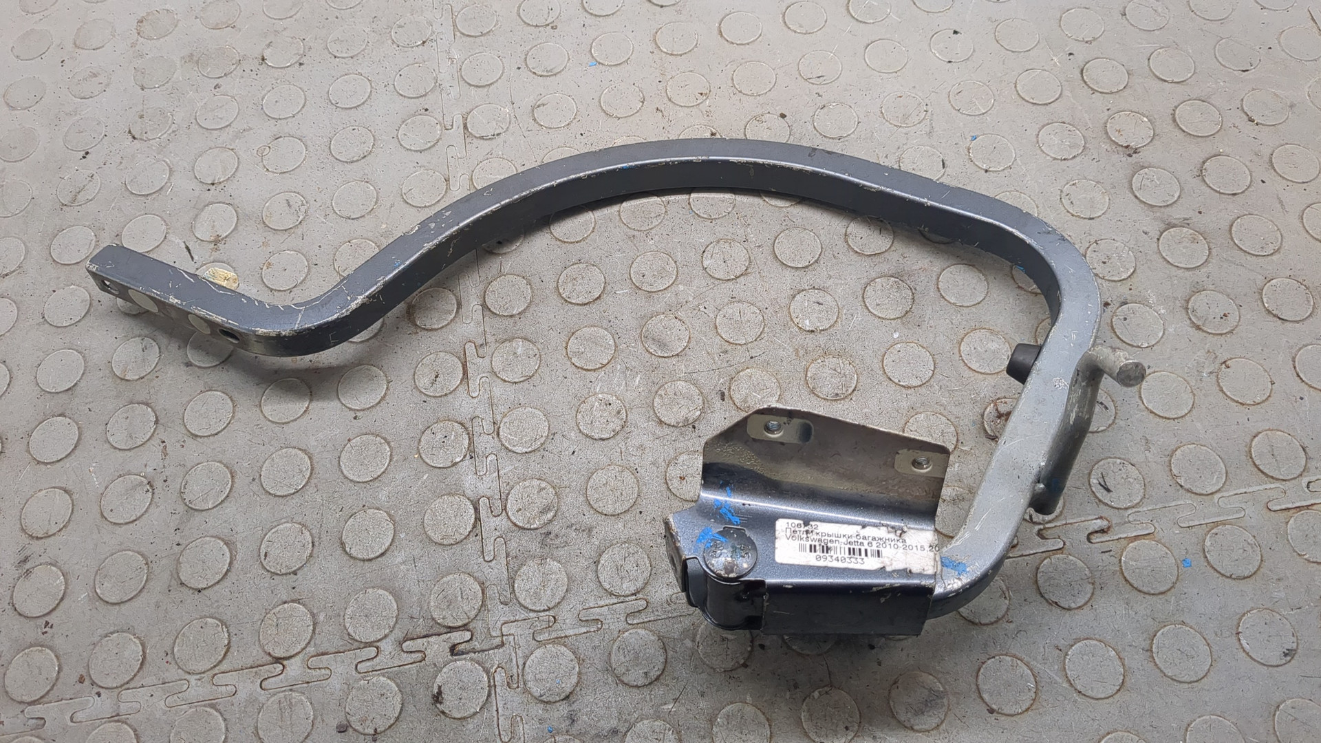 Петля крышки багажника