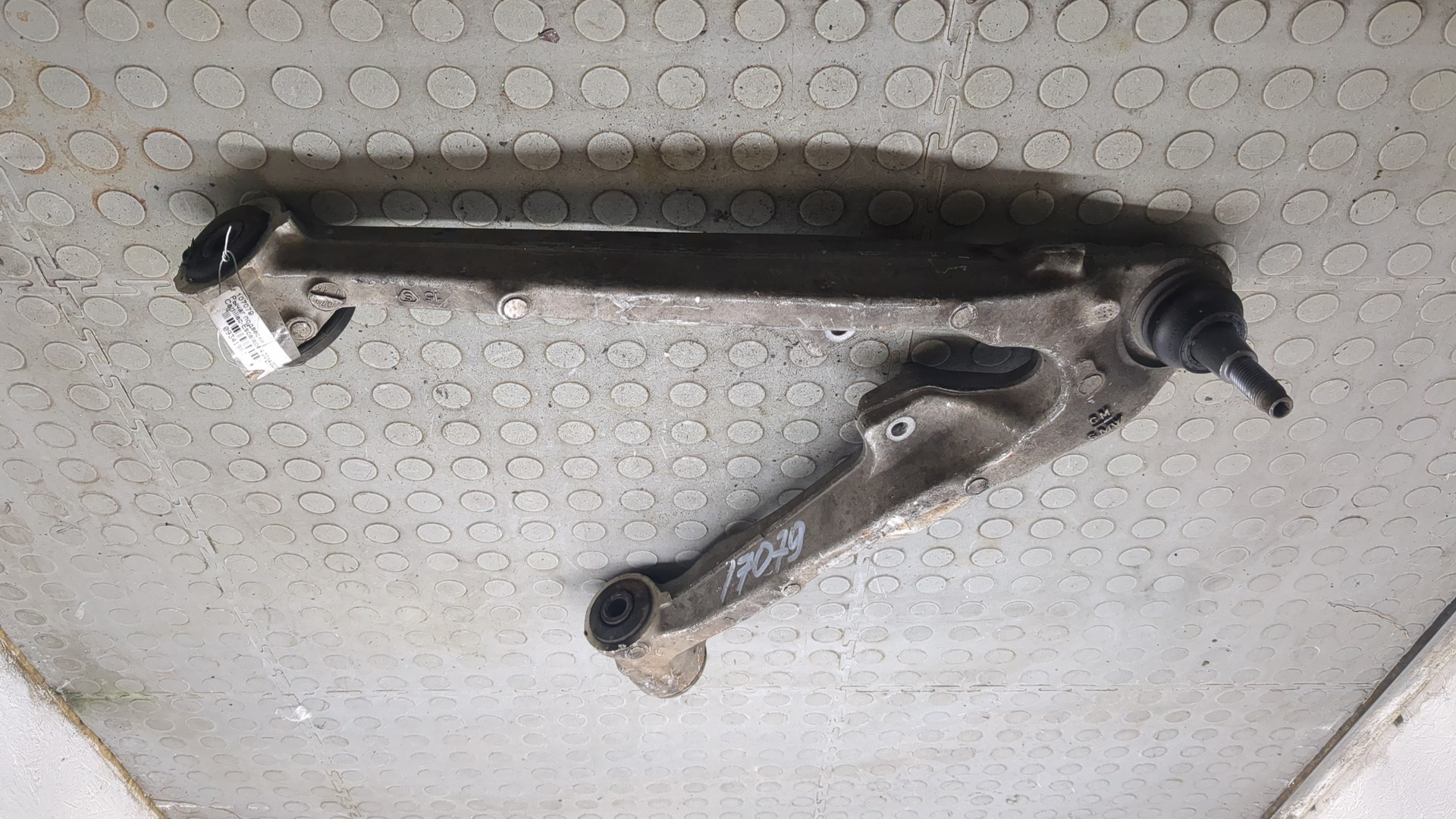Рычаг передний левый