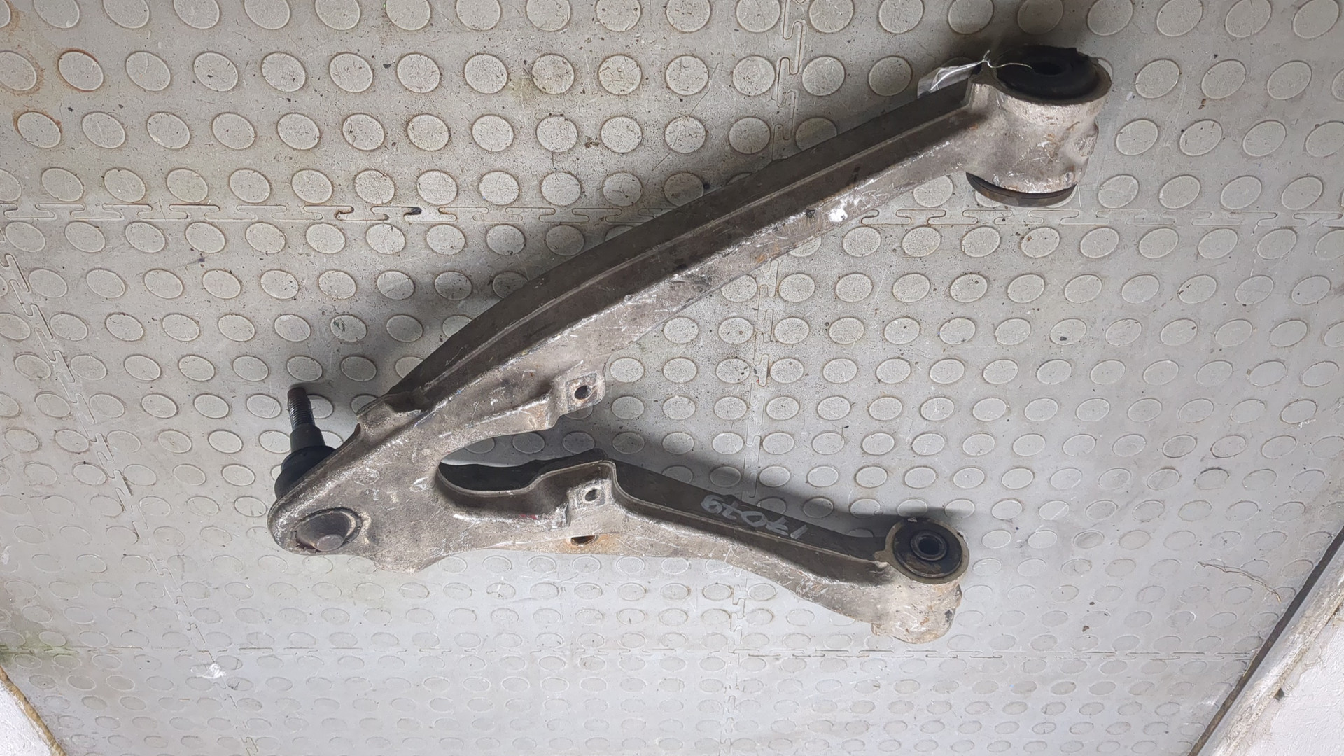 Рычаг передний левый