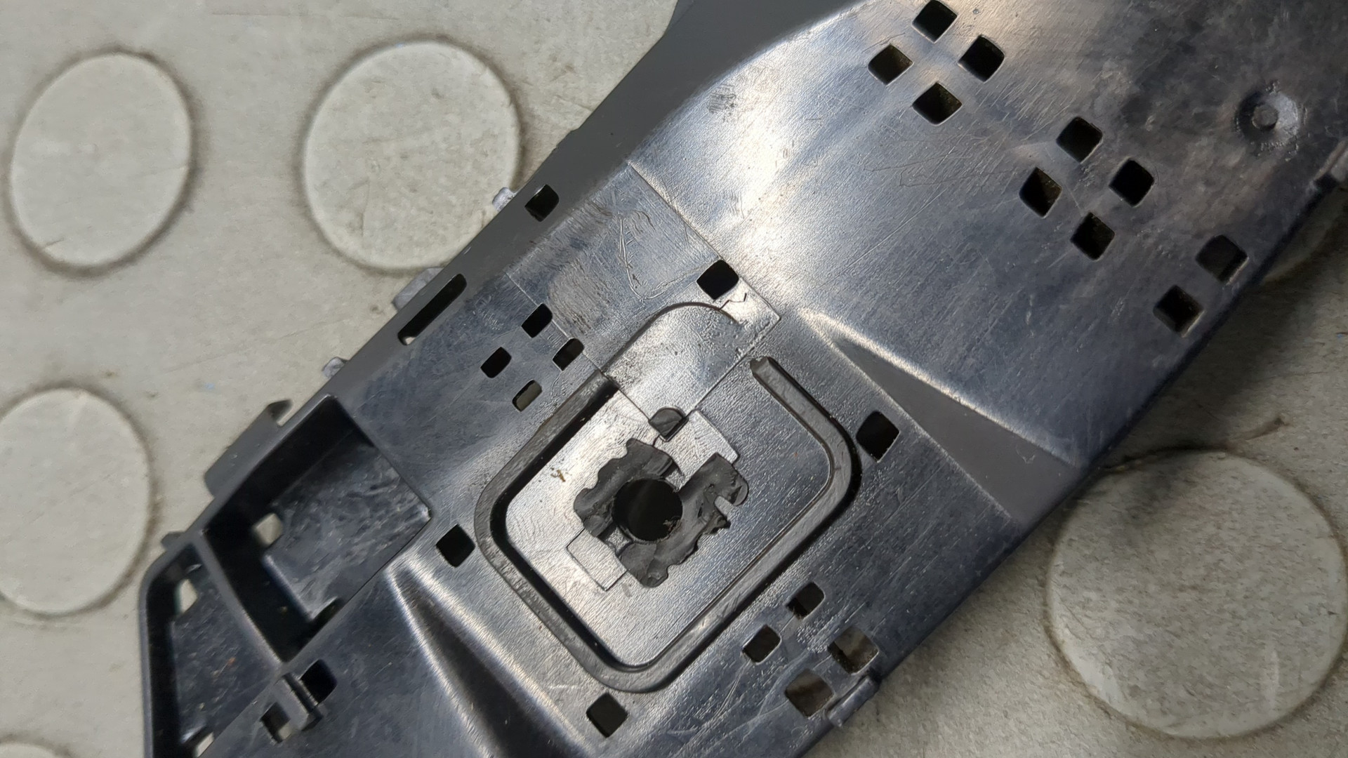 Кронштейн заднего бампера левый