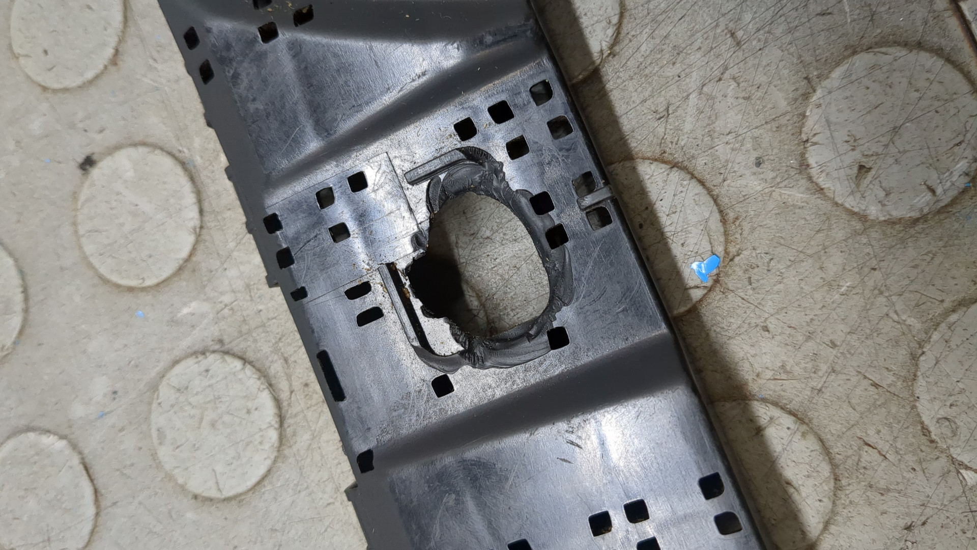 Кронштейн заднего бампера левый