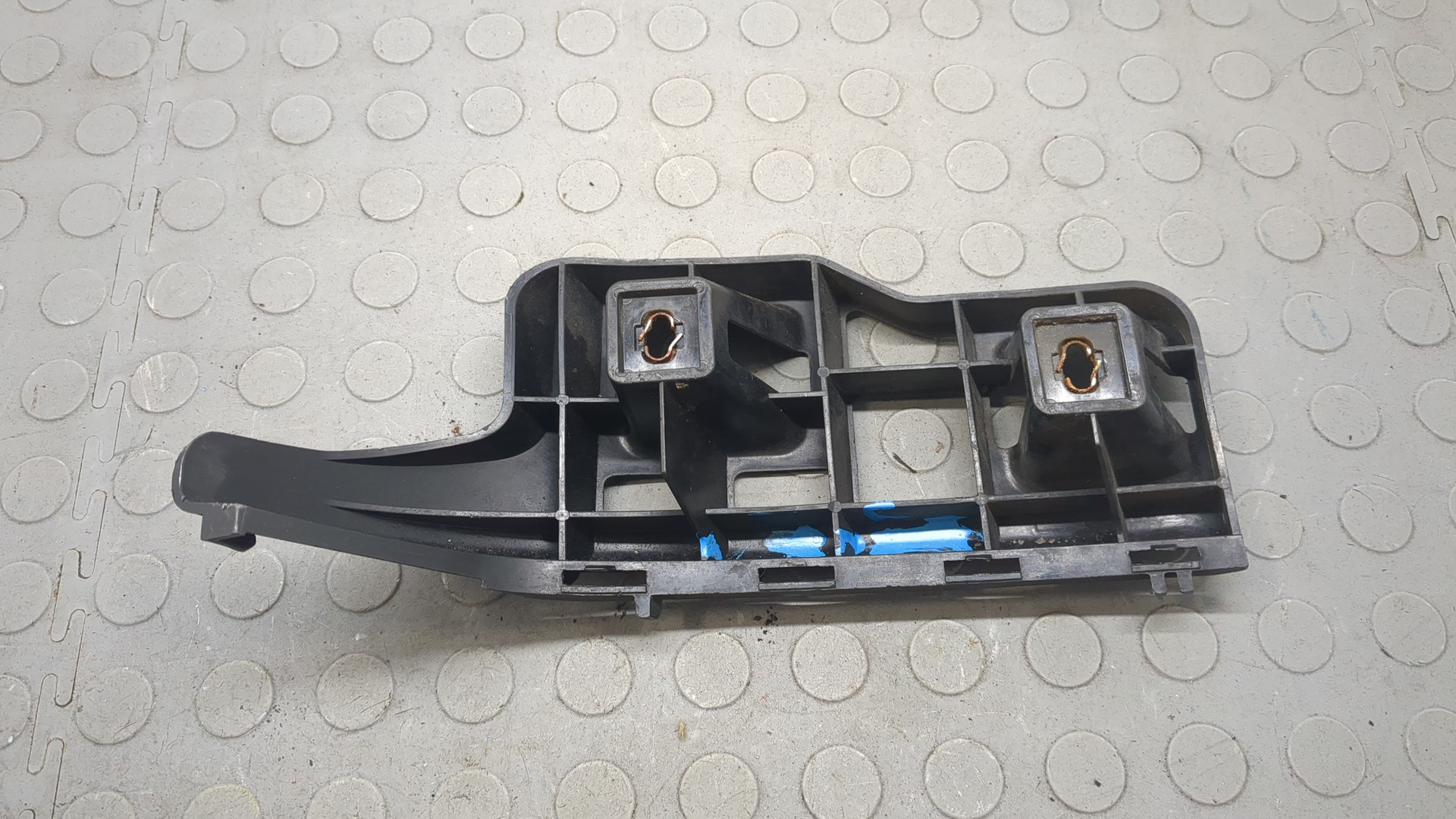 Кронштейн заднего бампера левый