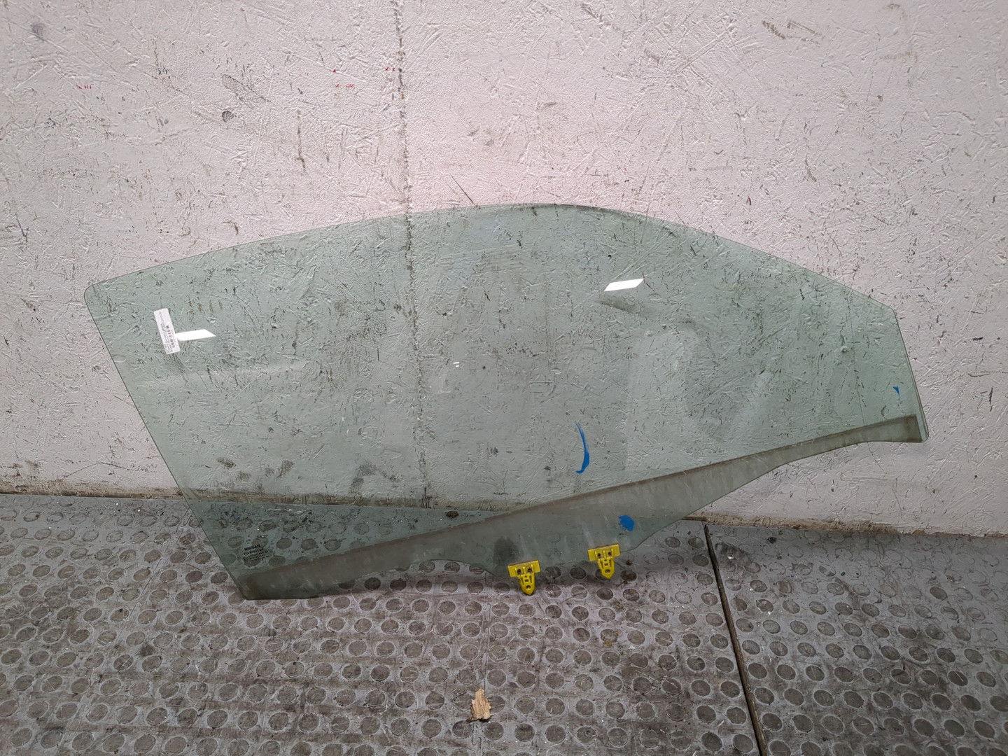 Стекло двери передней правой