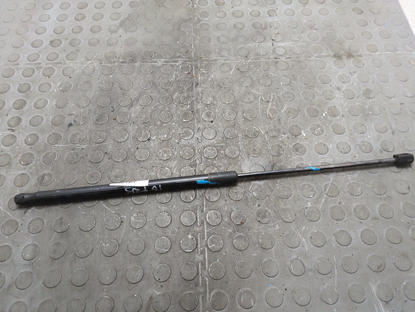 Амортизатор капота