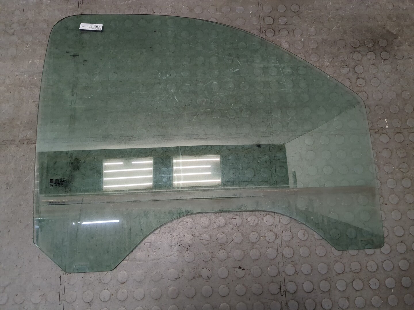Стекло двери передней правой