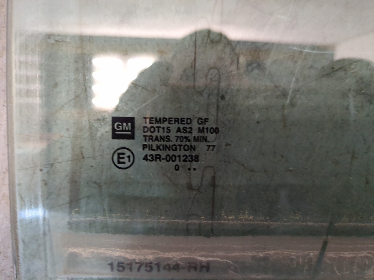 Стекло двери передней правой