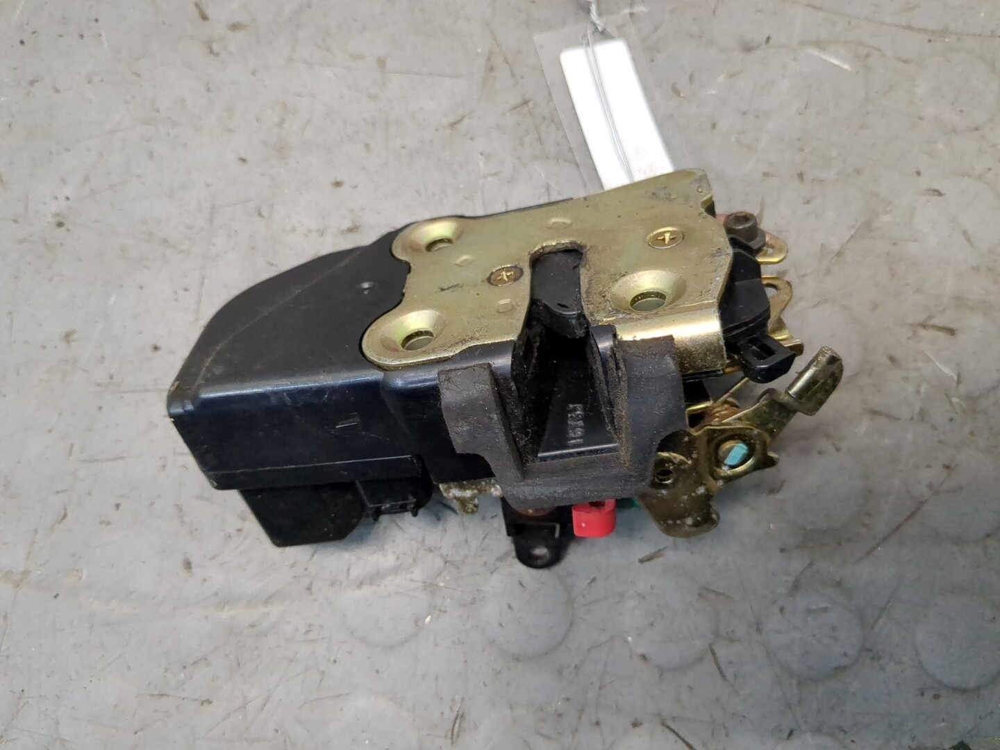 Замок двери передней правой