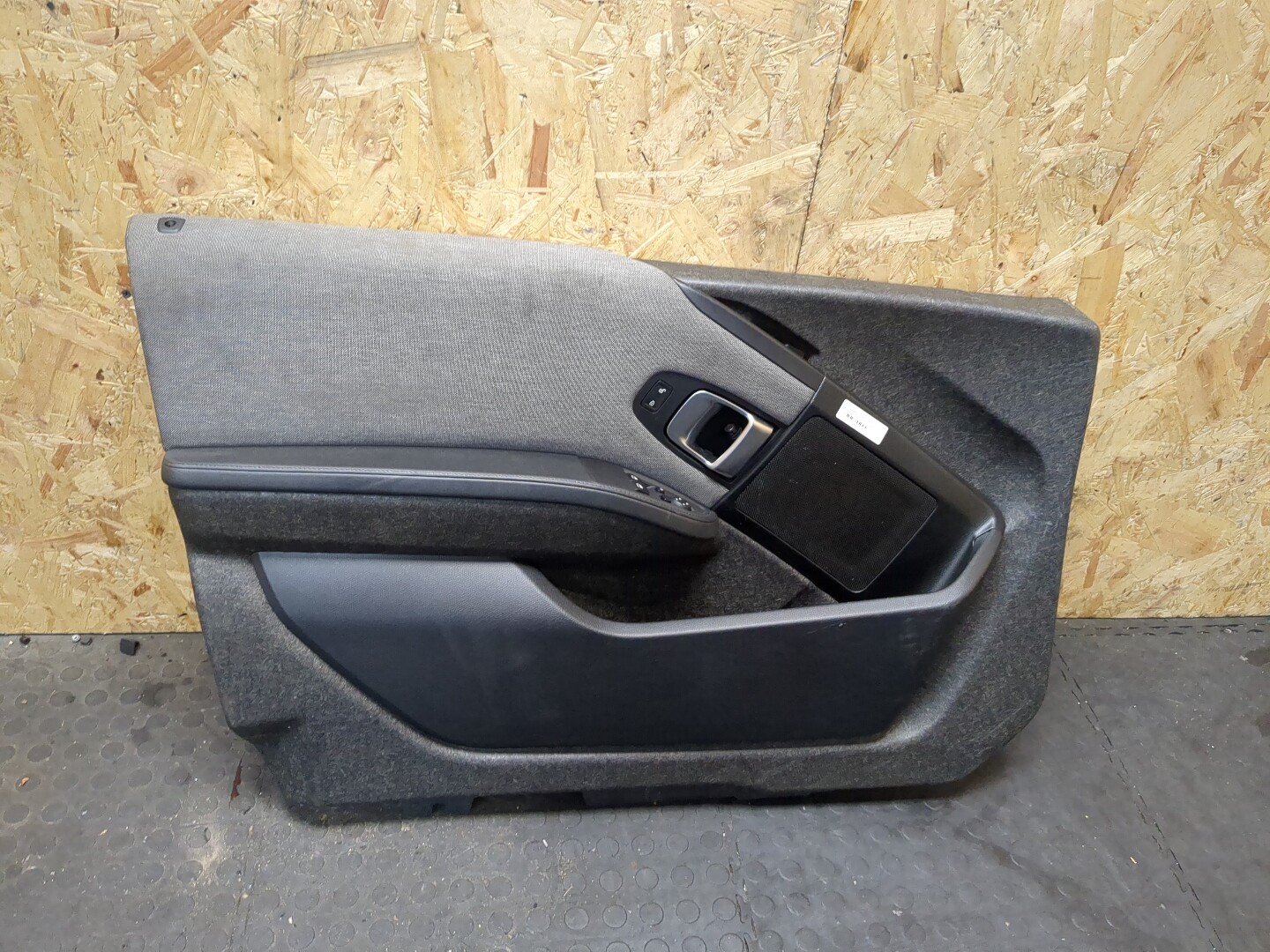 Обшивка двери передней левой