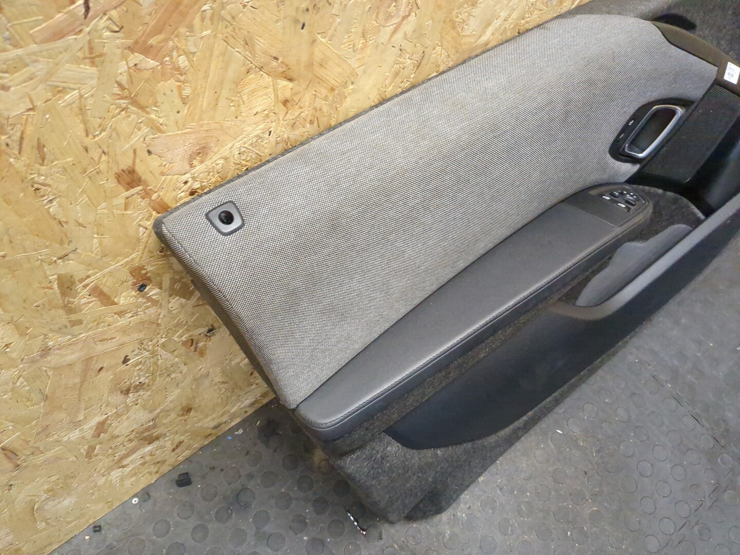 Обшивка двери передней левой