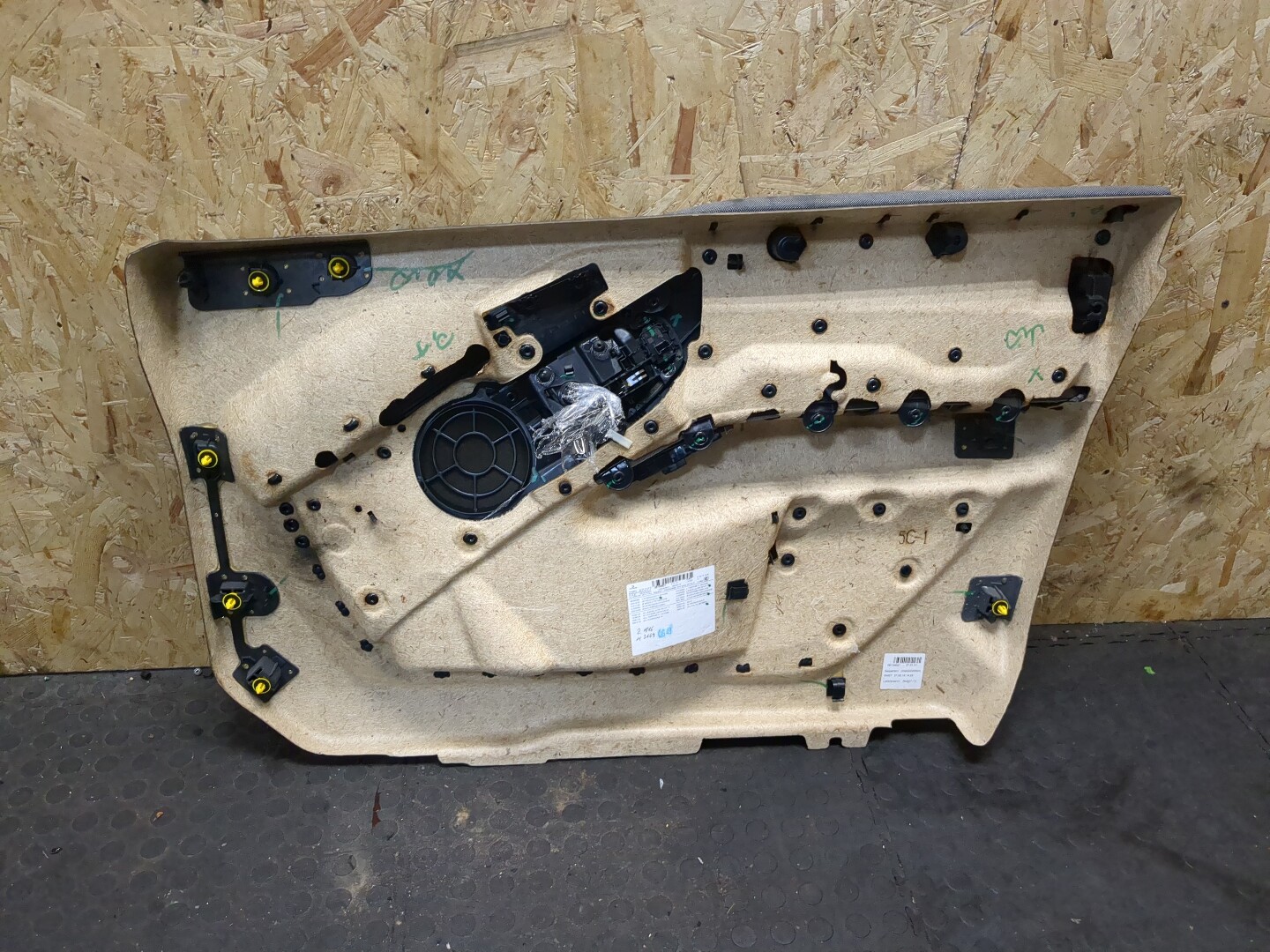 Обшивка двери передней левой