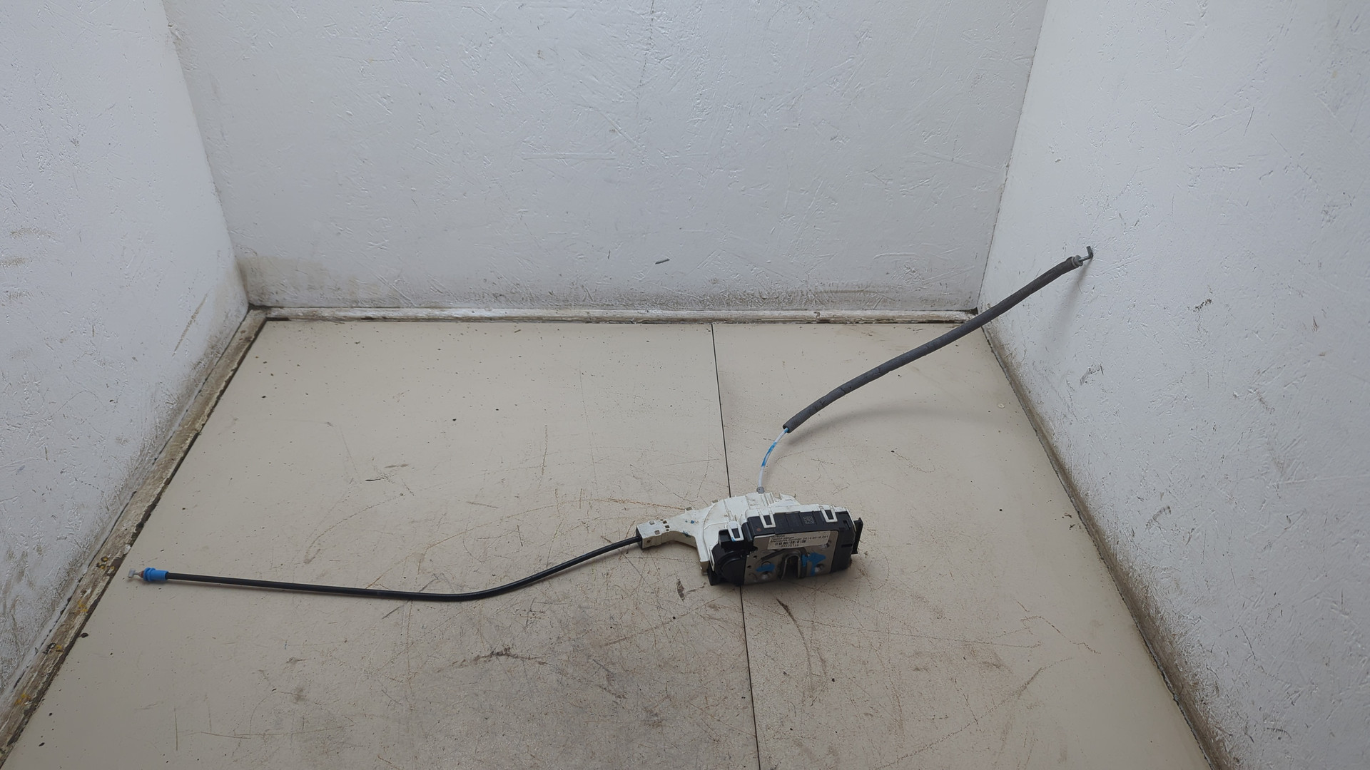 Замок двери передней левой