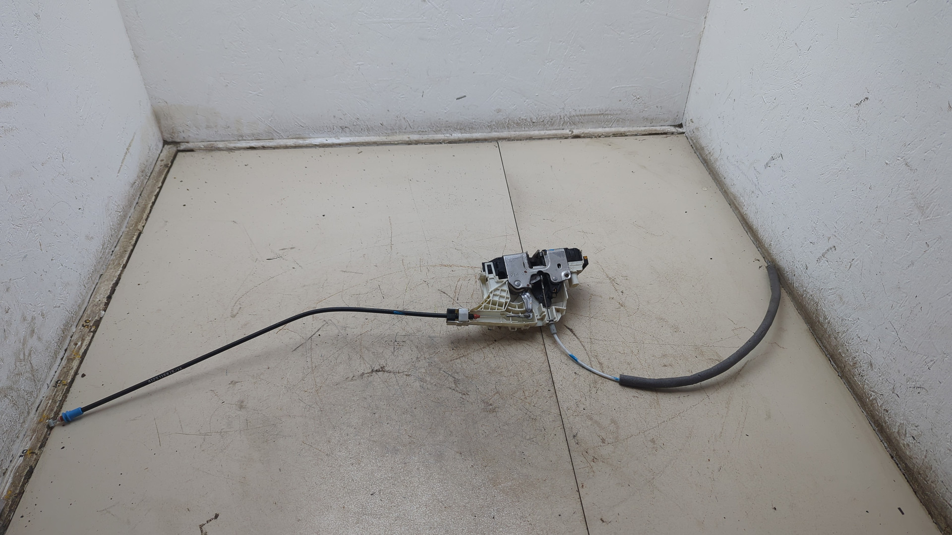 Замок двери передней левой