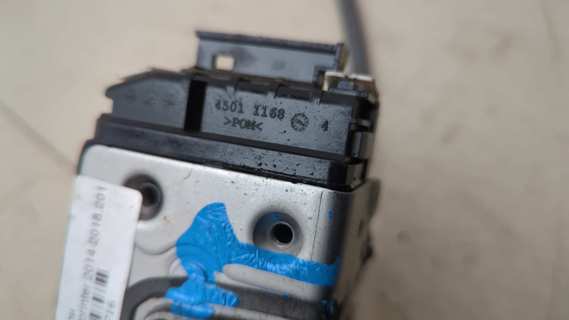 Замок двери передней левой