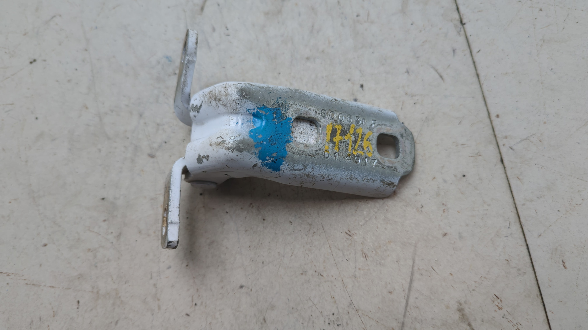 Петля двери