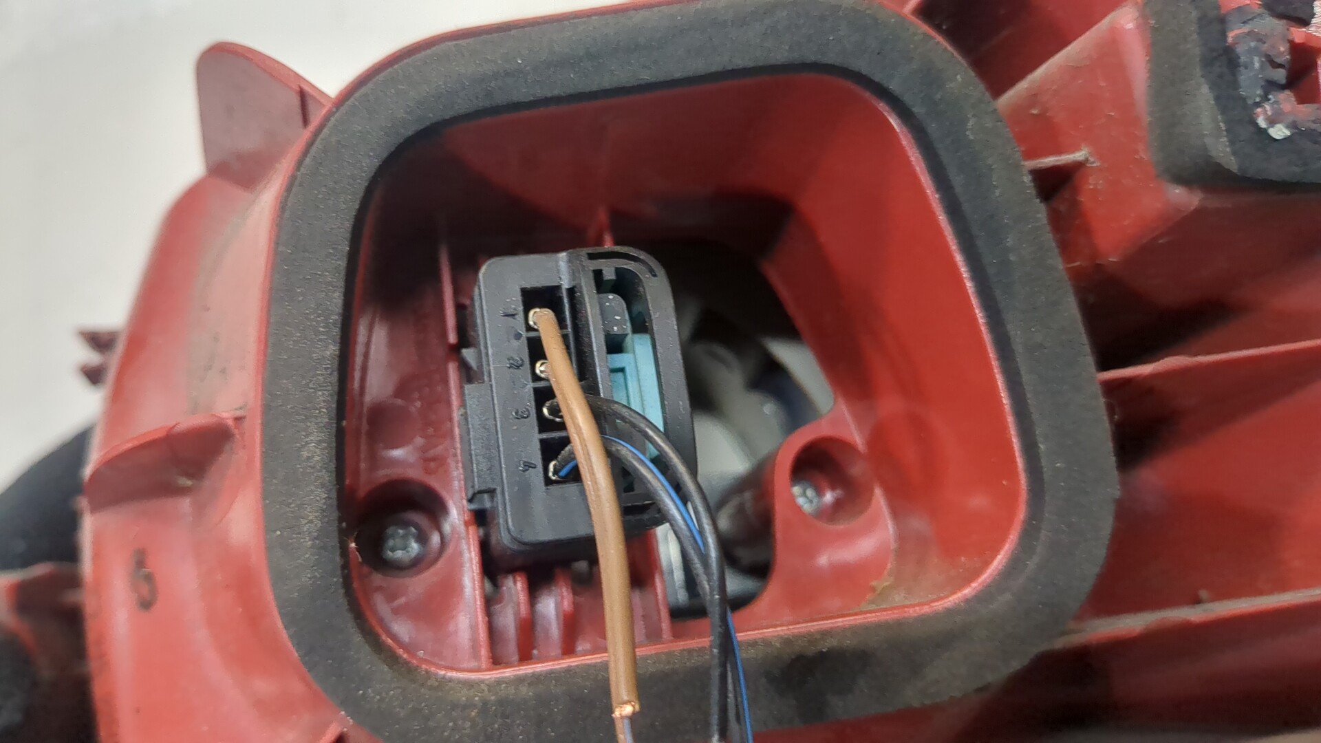 Фонарь задний левый