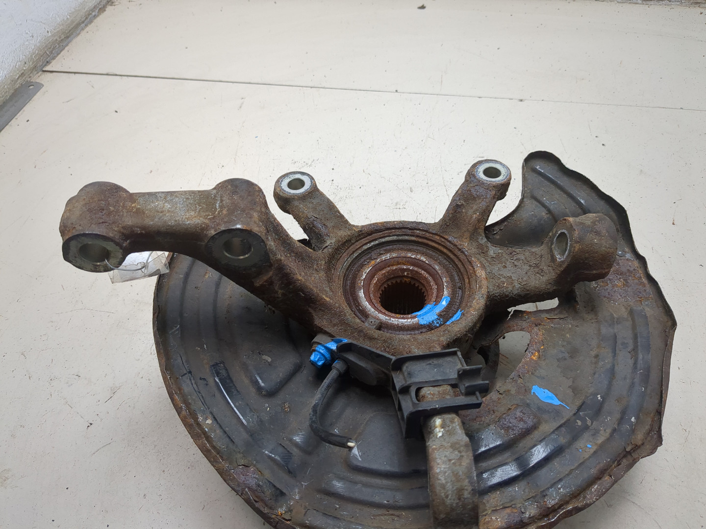 Кулак поворотный передний левый