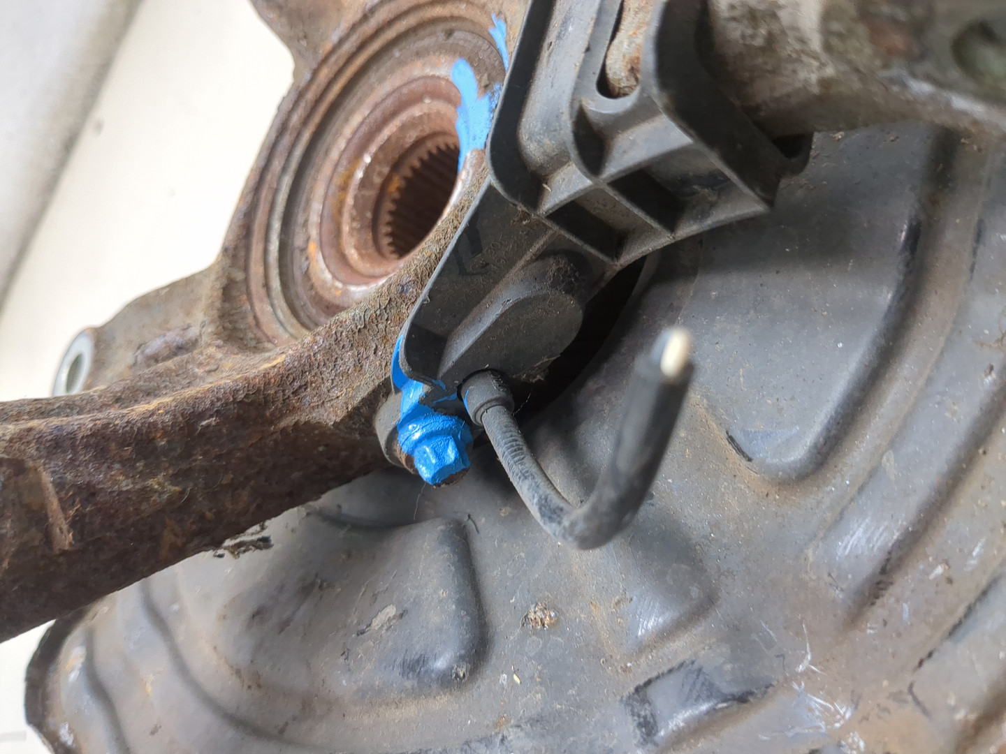 Кулак поворотный передний левый