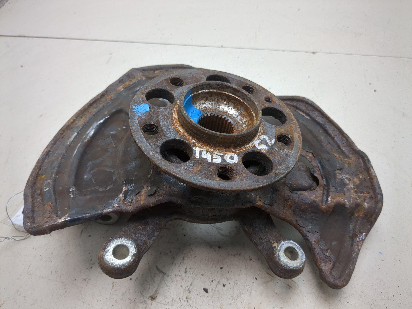 Кулак поворотный передний левый