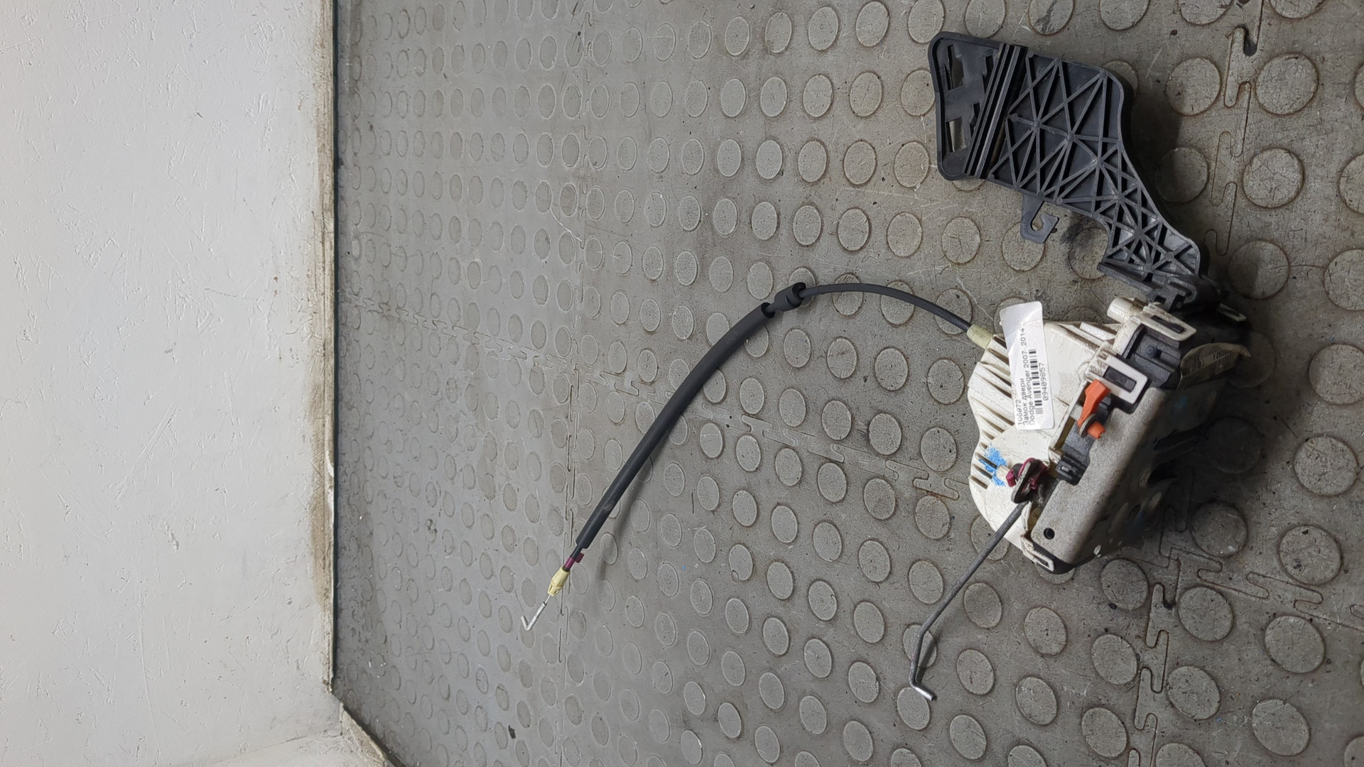 Замок двери передней левой