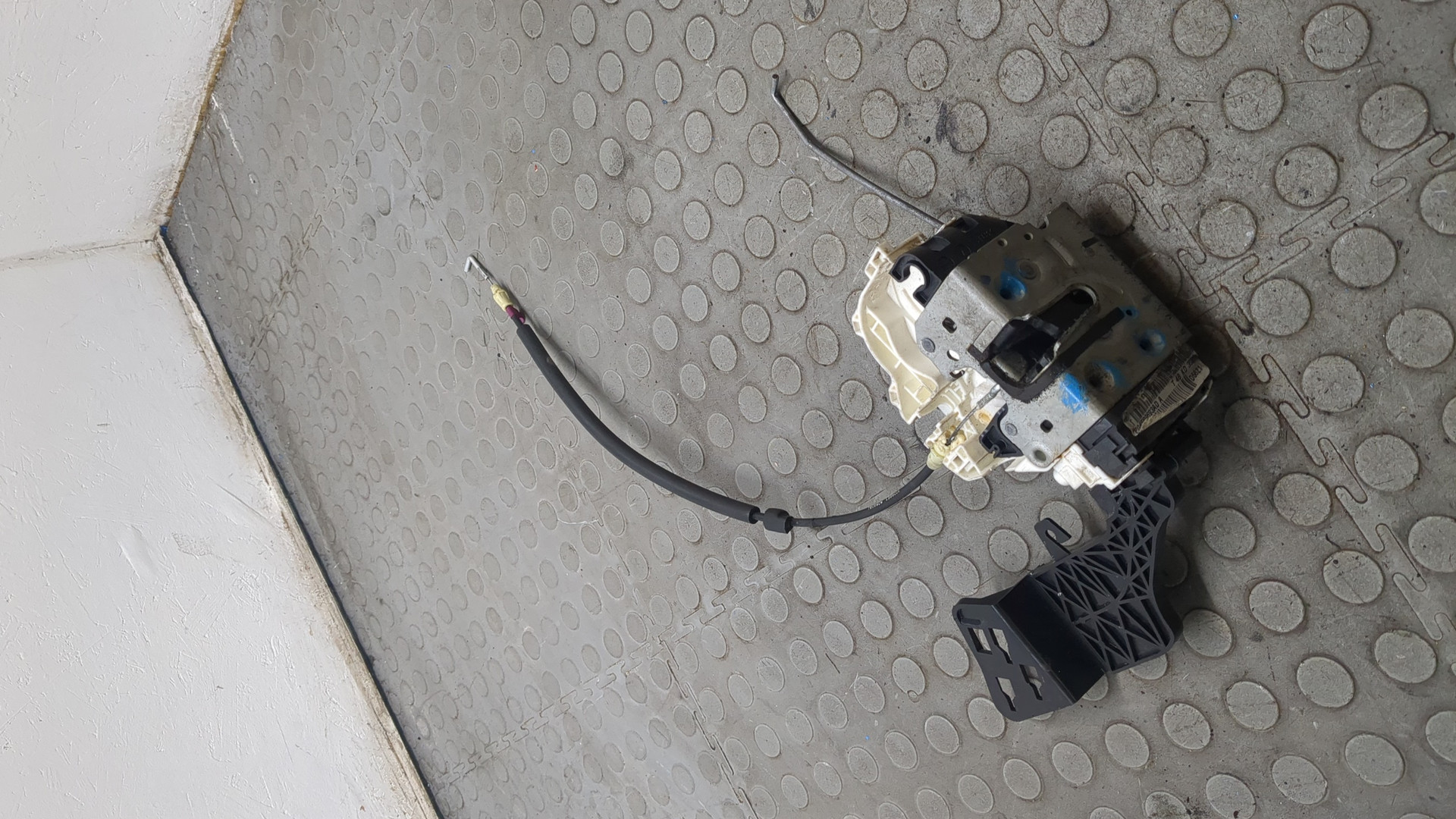 Замок двери передней левой