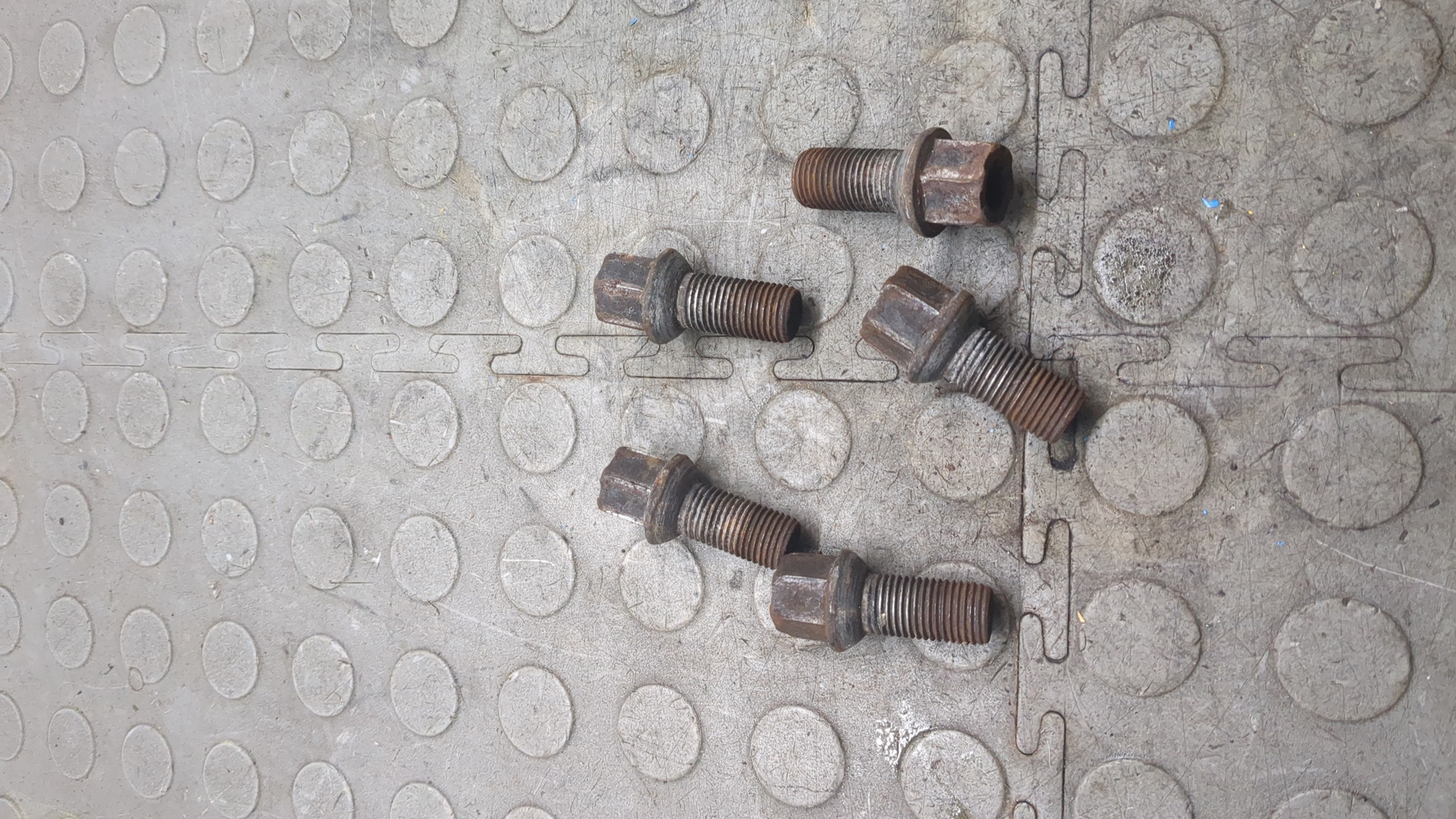 Болт колесный