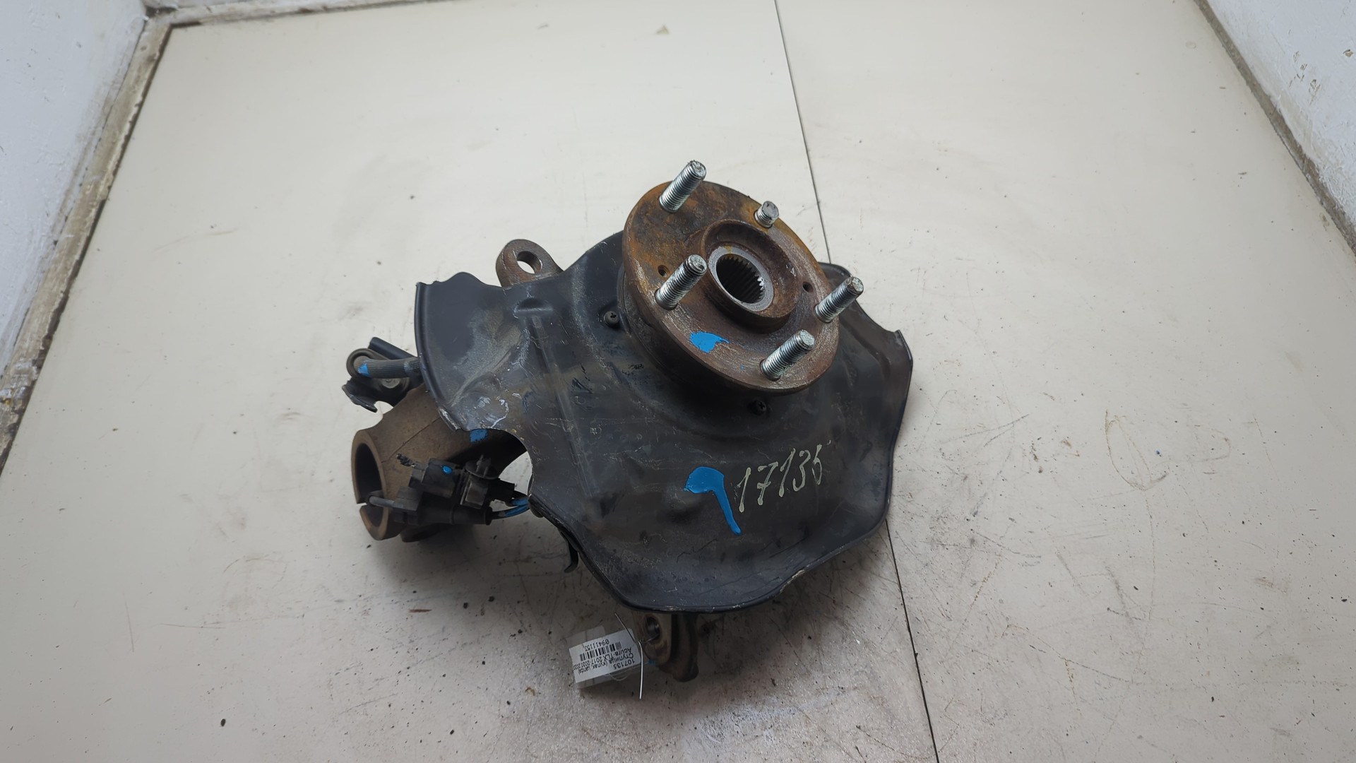 Кулак поворотный передний правый