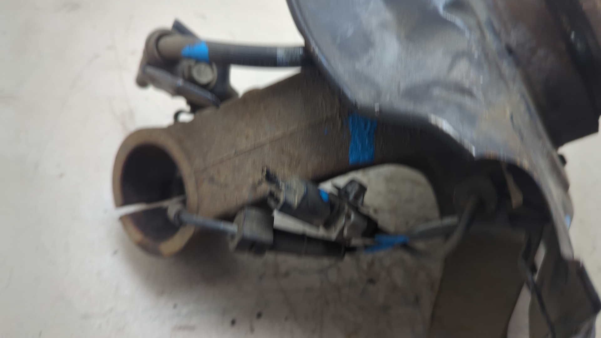 Кулак поворотный передний правый