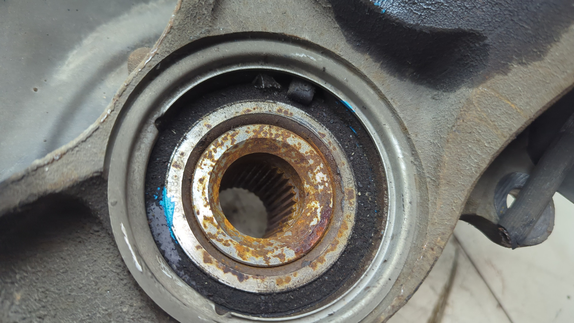 Кулак поворотный передний левый