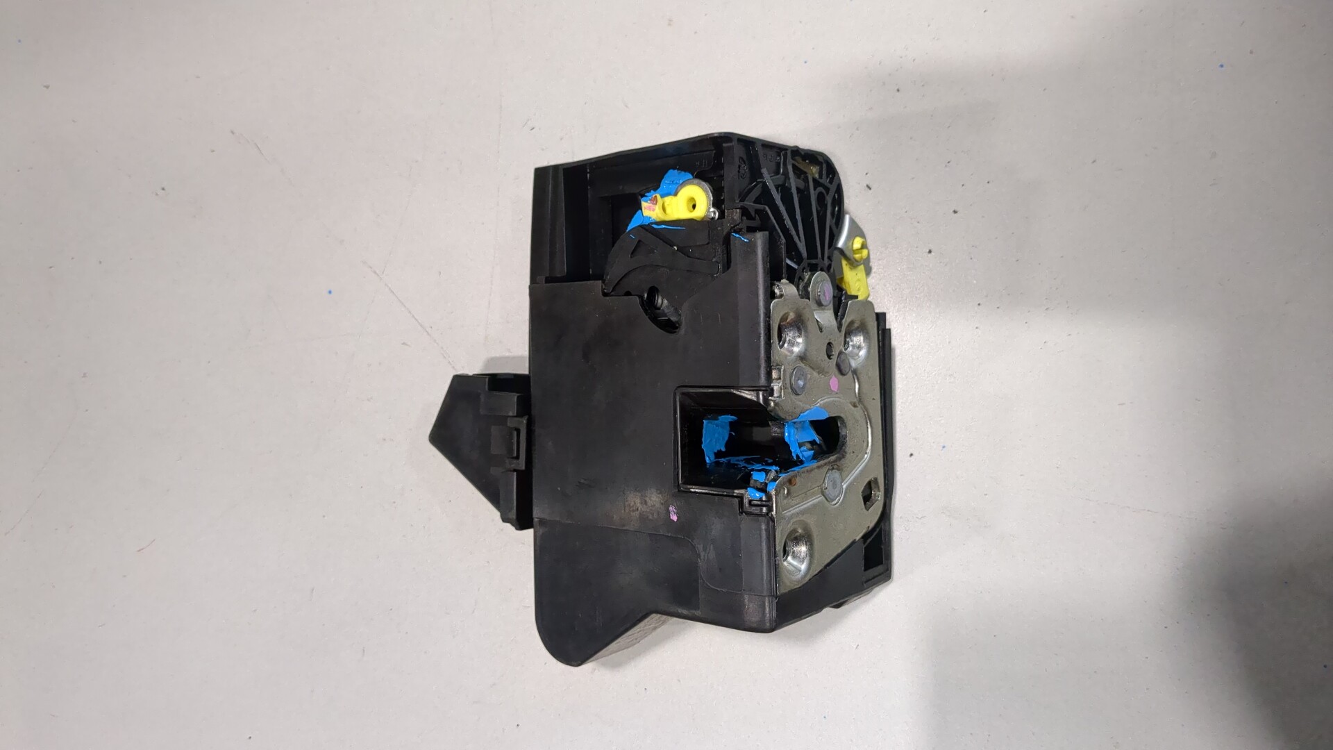 Замок двери передней левой