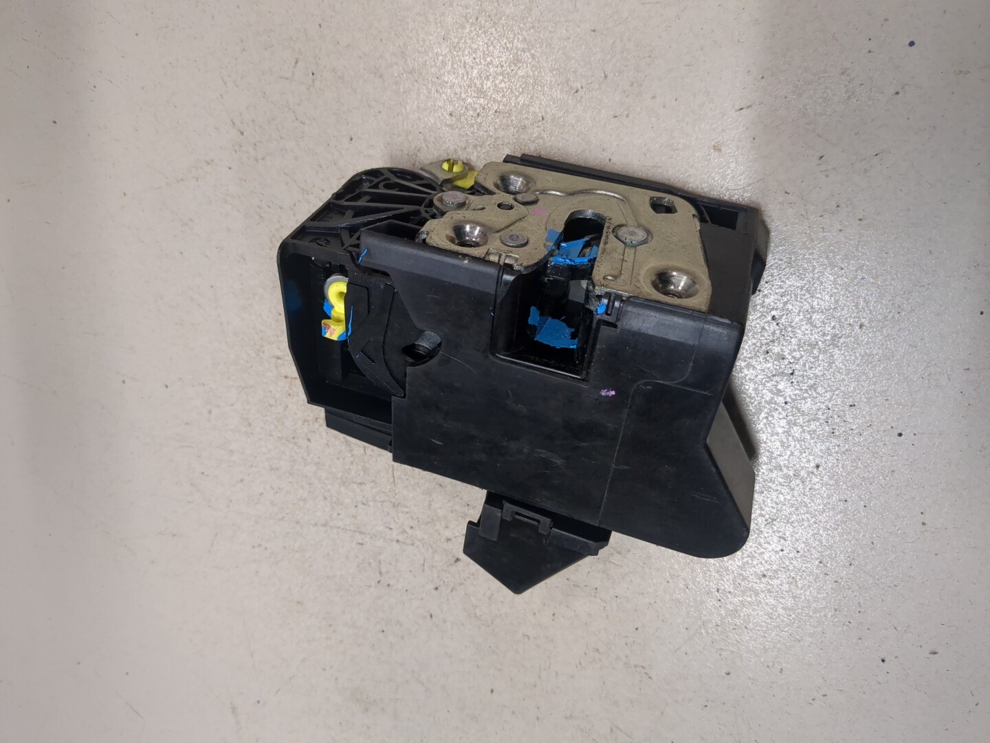 Замок двери передней левой