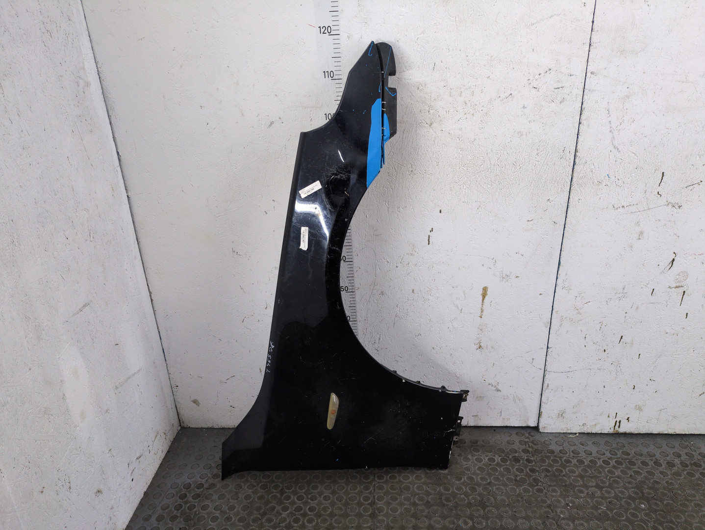 Крыло переднее правое