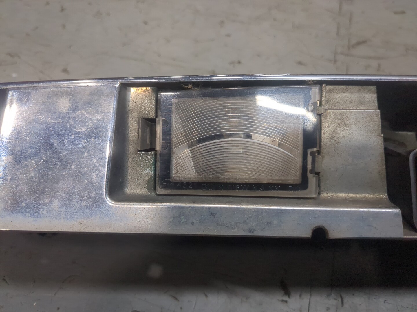 Фонарь подсветки номера