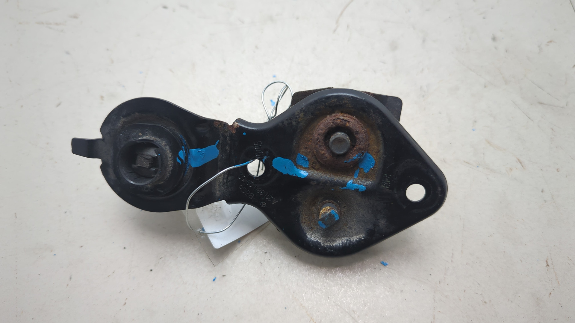 Замок капота