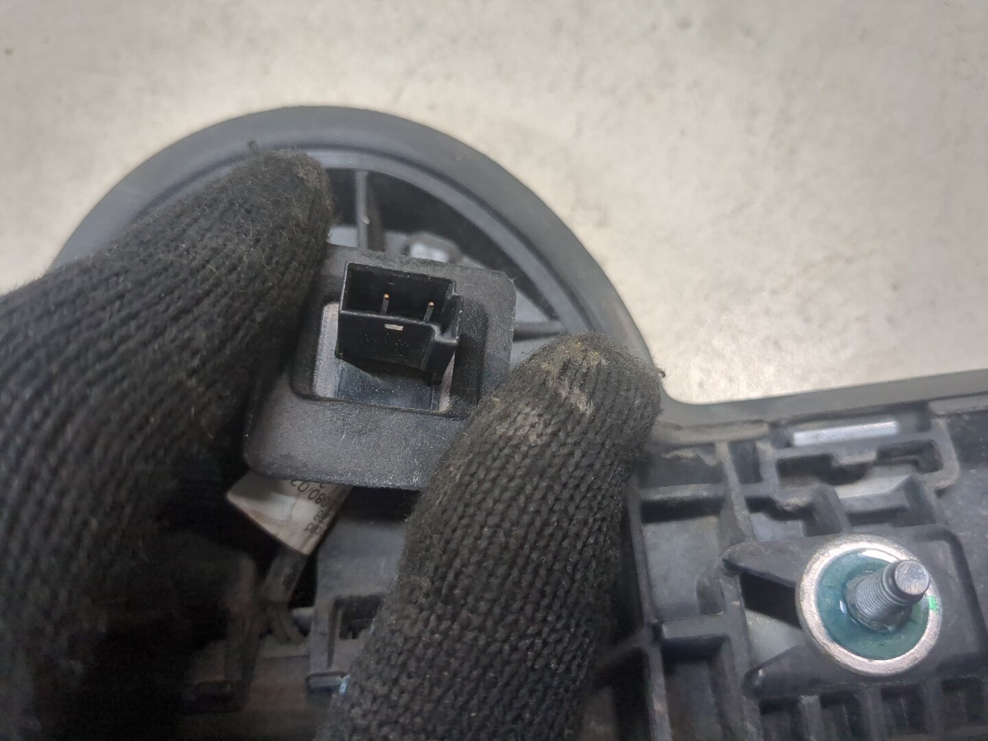 Кнопка открывания багажника