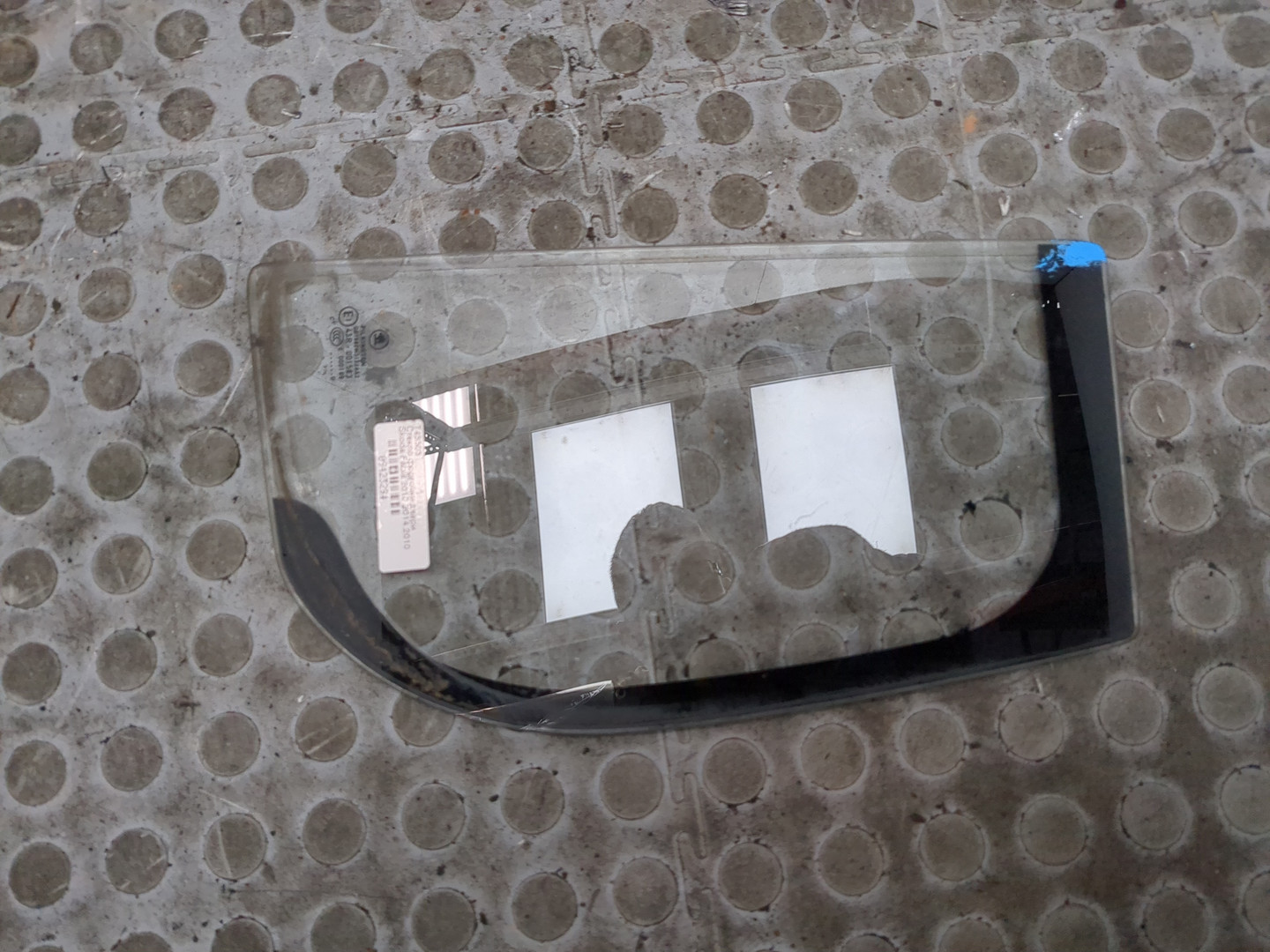 Стекло двери задней левой (форточка)