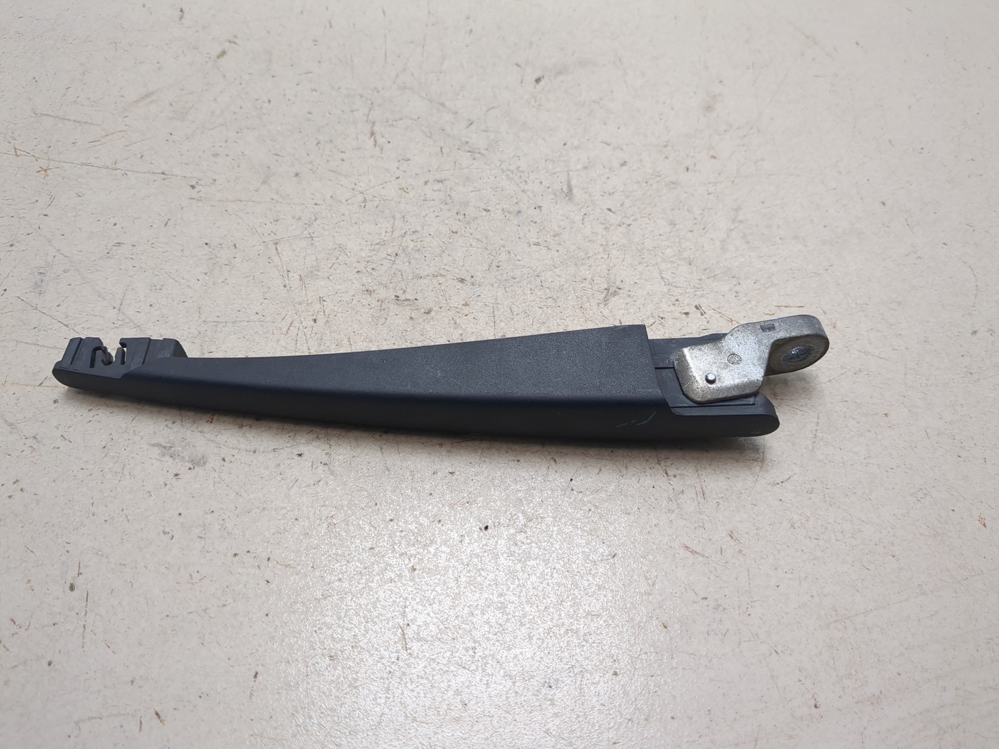 Поводок стеклоочистителя заднего