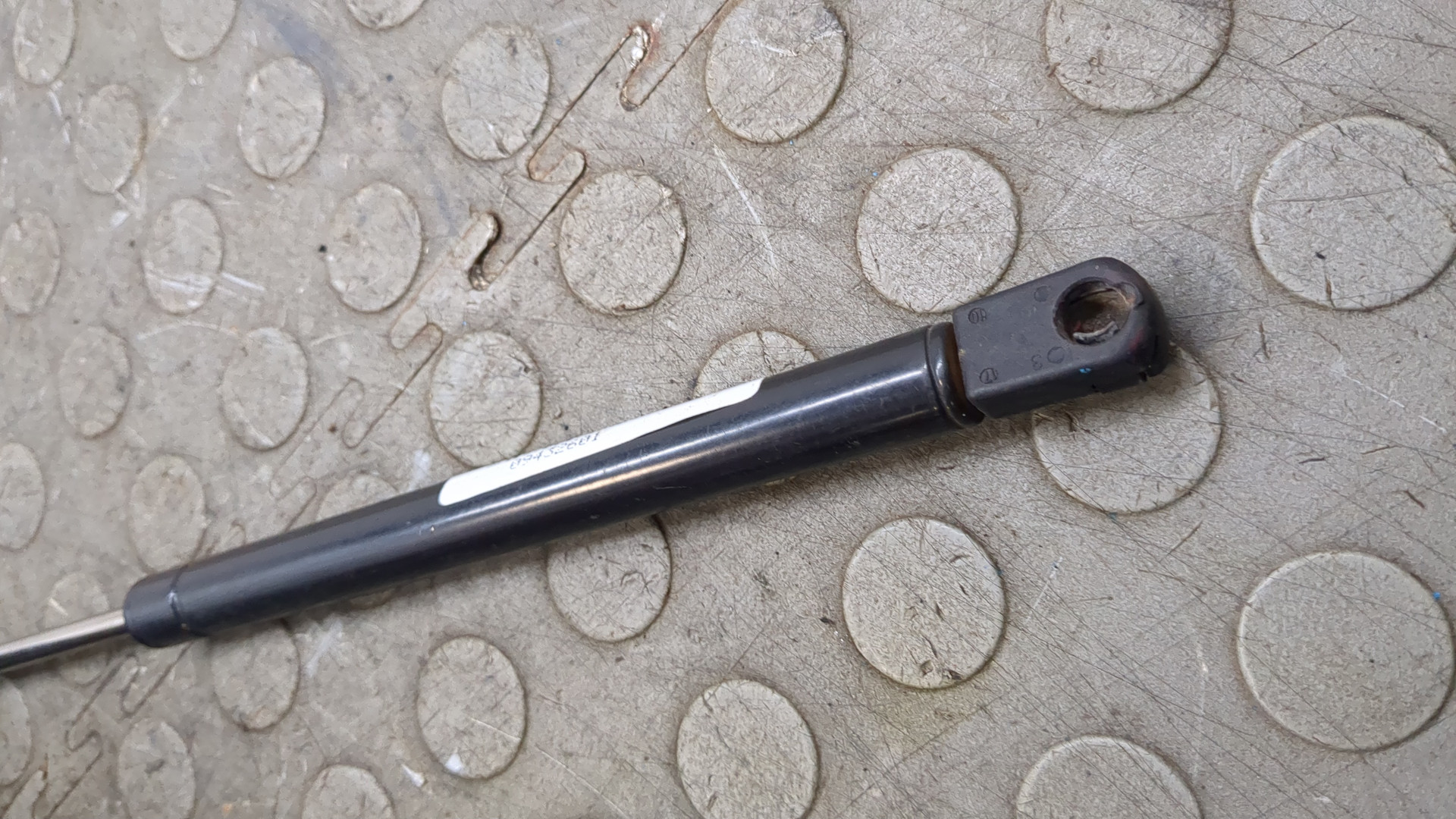 Амортизатор крышки багажника