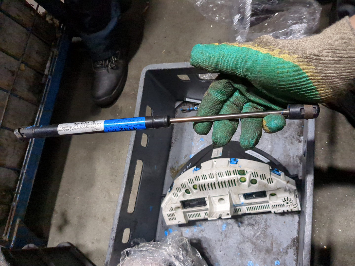 Амортизатор крышки багажника