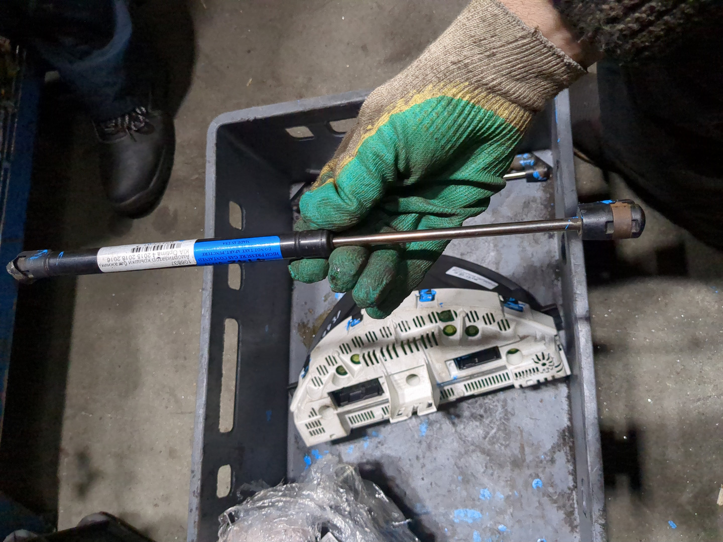 Амортизатор крышки багажника