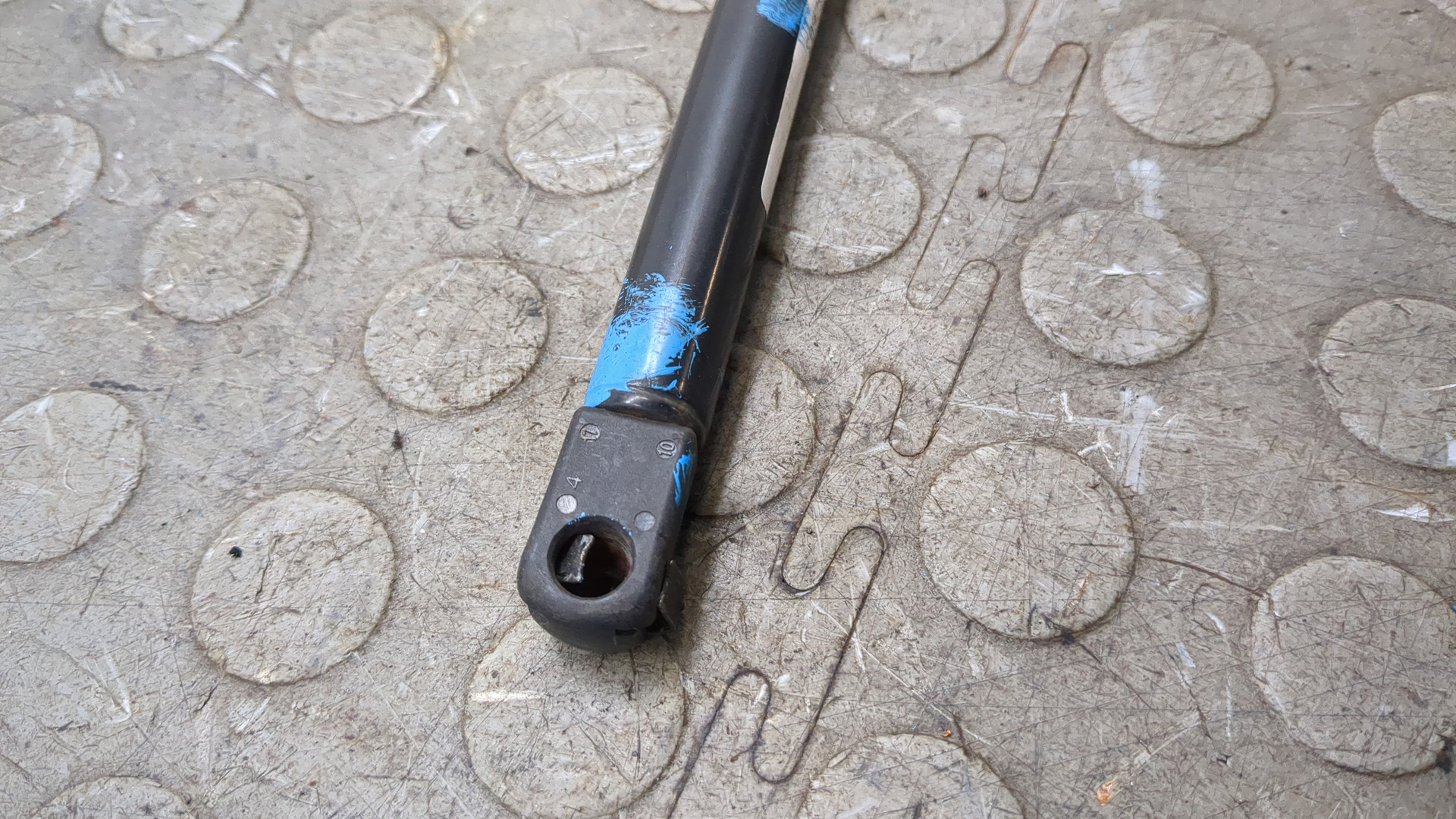 Амортизатор крышки багажника