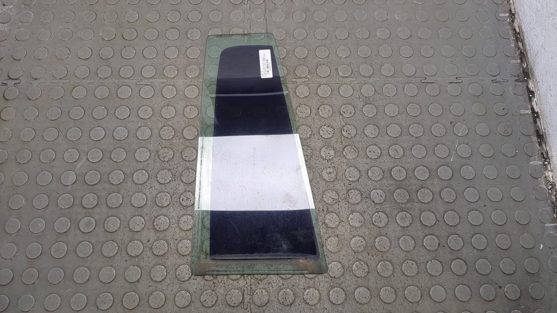 Стекло двери задней правой (форточка)