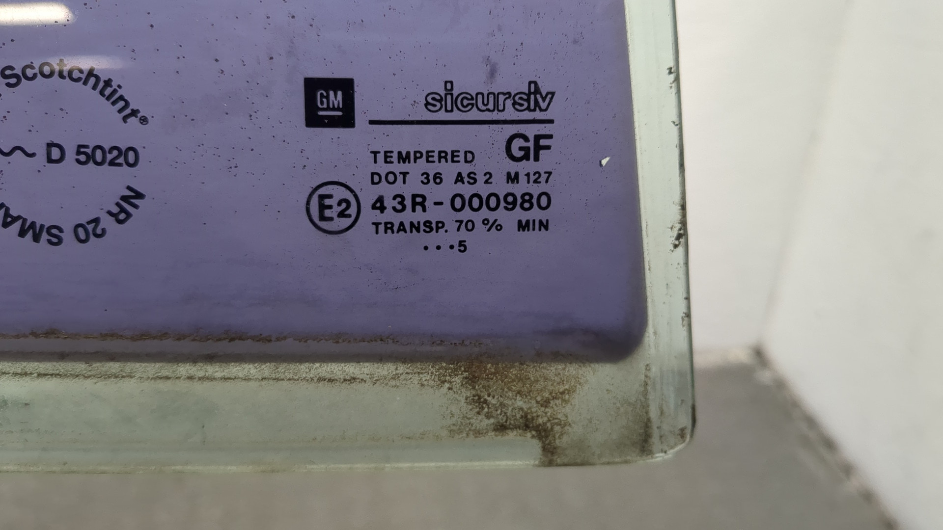 Стекло двери задней правой (форточка)