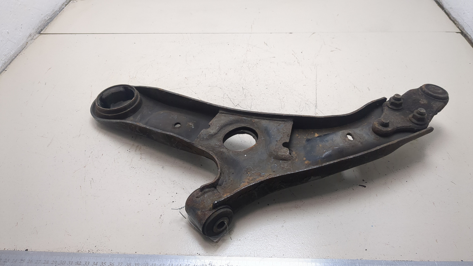 Рычаг передний правый