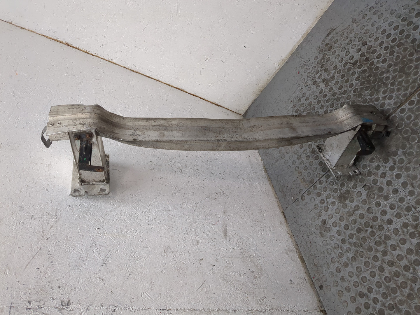 Усилитель переднего бампера