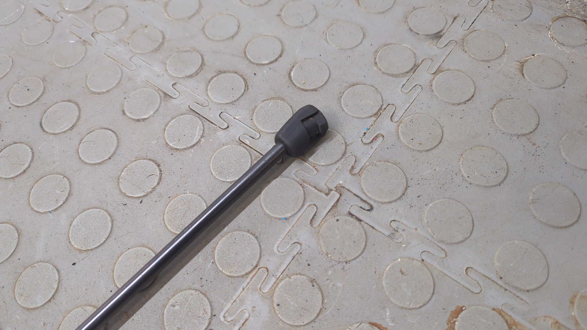 Амортизатор капота