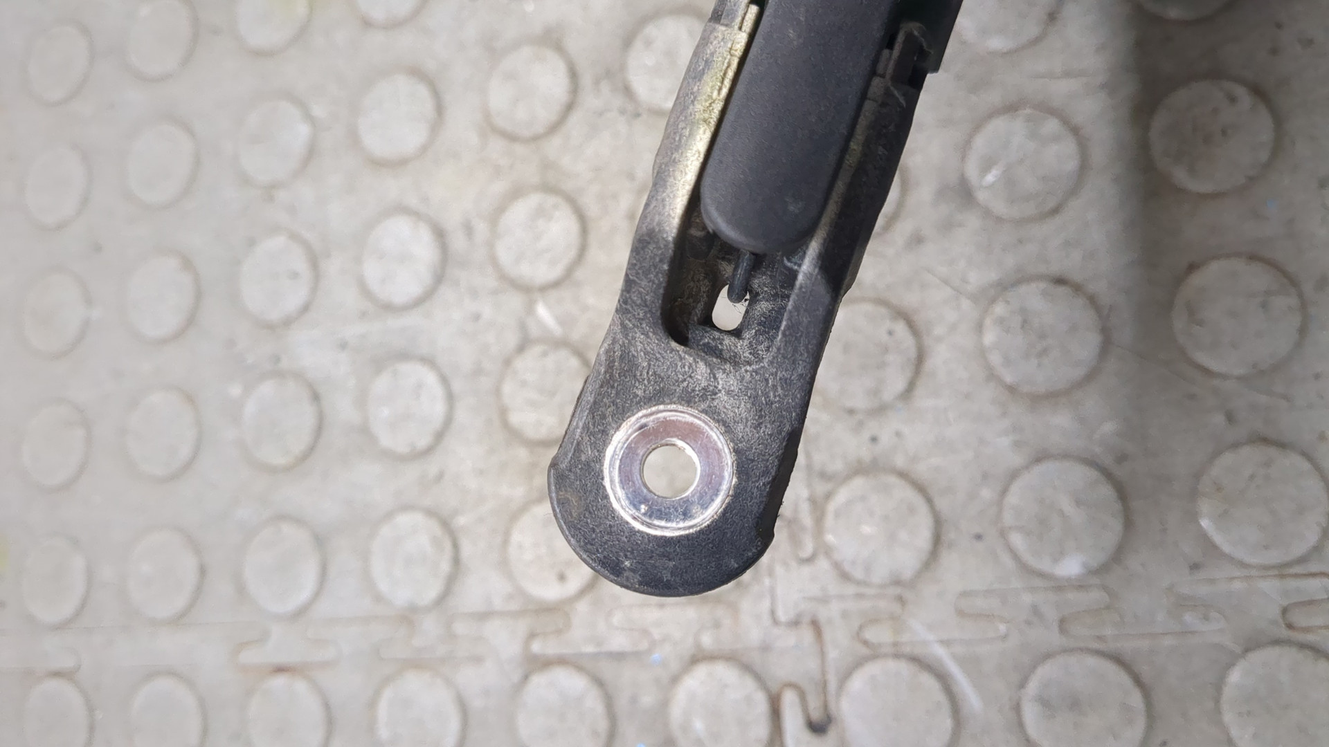 Поводок стеклоочистителя заднего