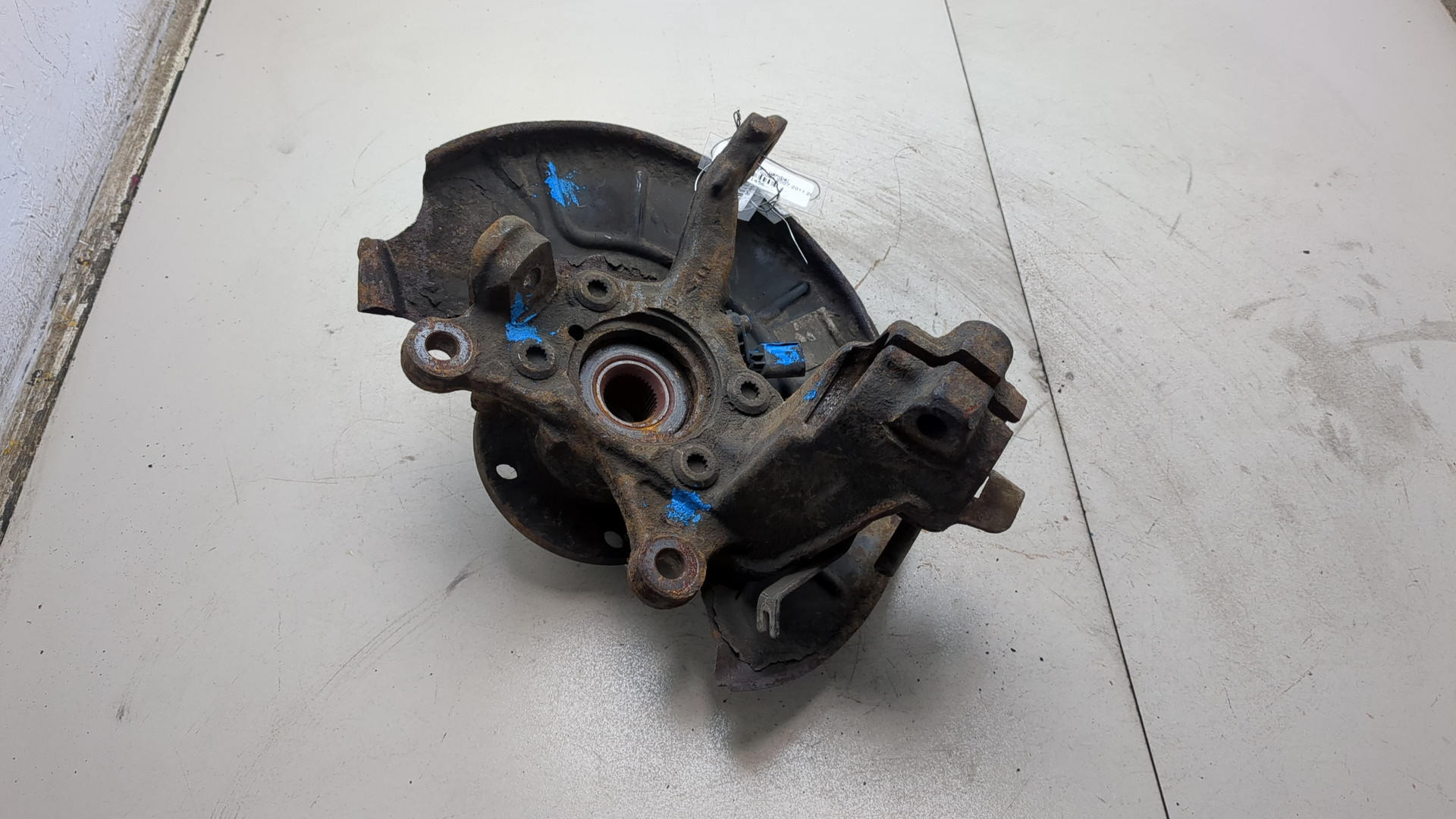 Кулак поворотный передний левый