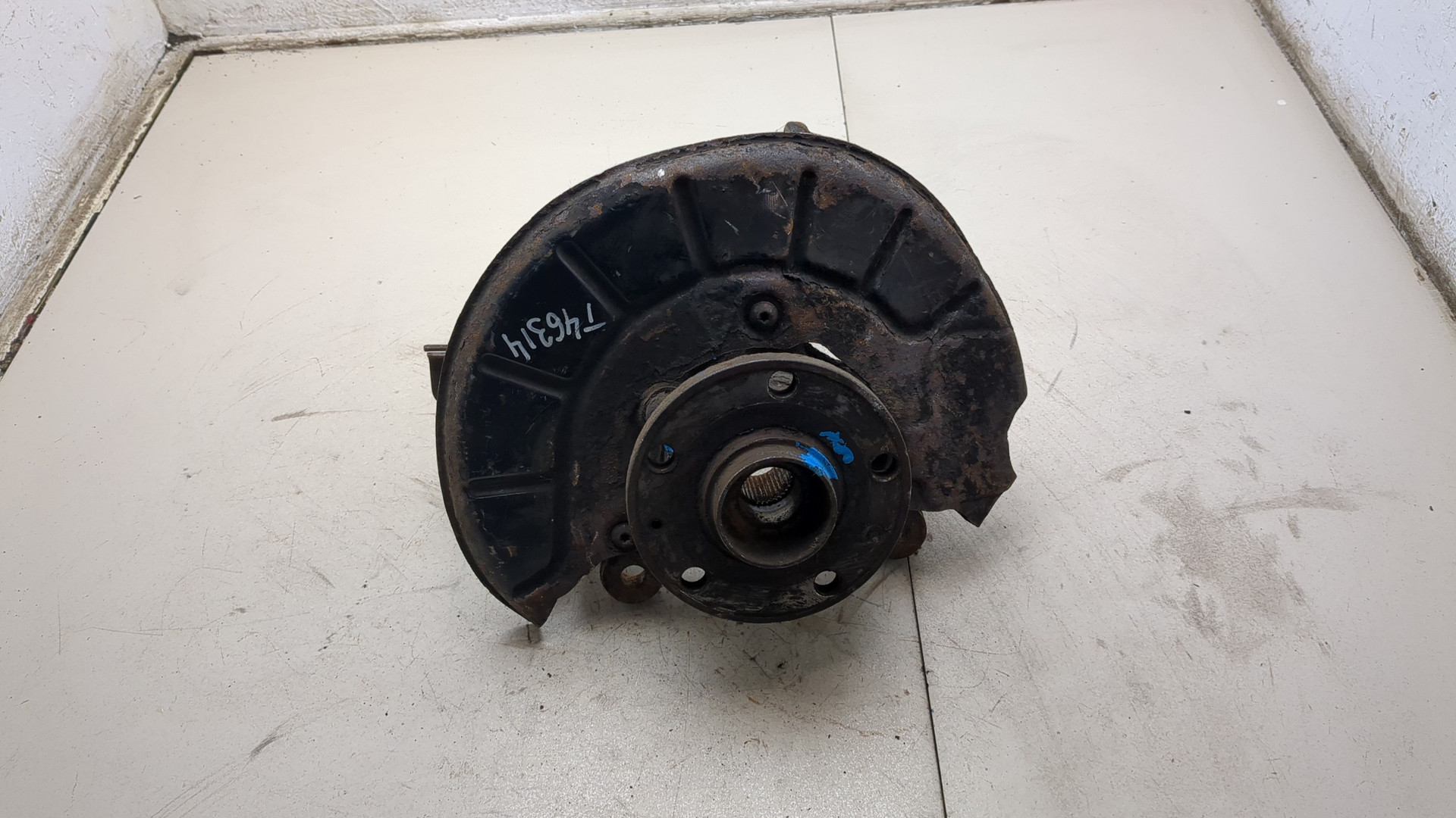 Кулак поворотный передний левый