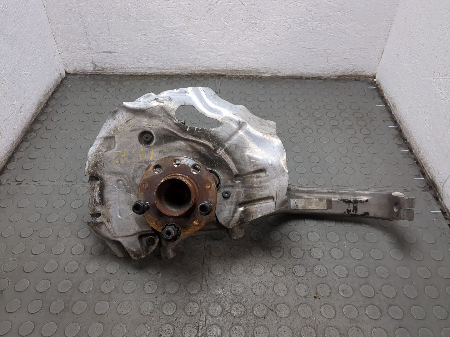 Кулак поворотный передний левый